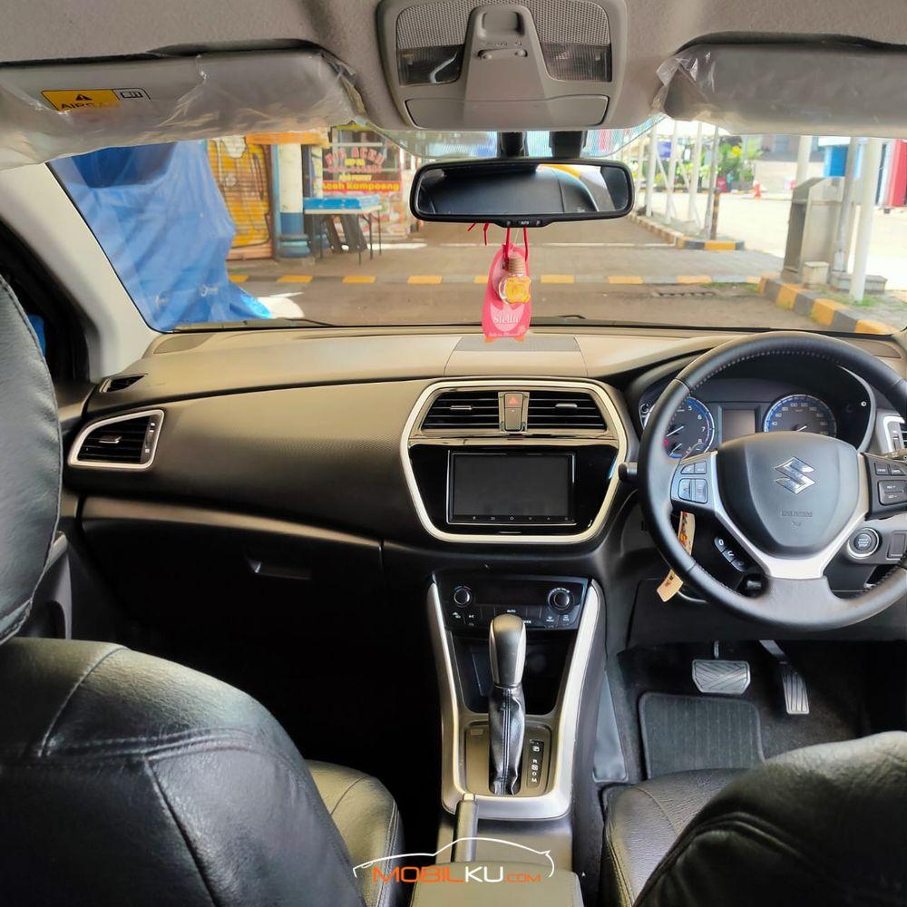Mobil Suzuki SX4 2016