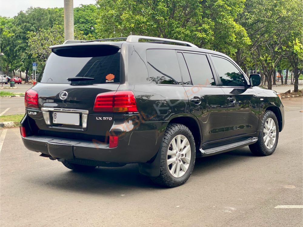 Mobil Lexus LX 2011