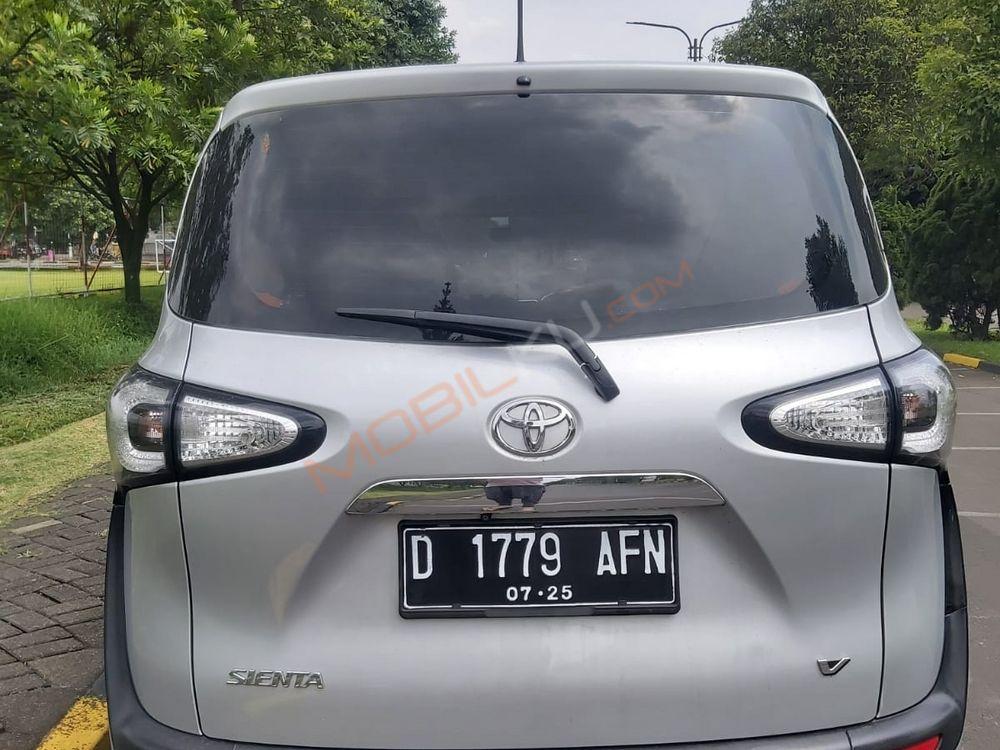 Mobil Toyota Sienta 2017