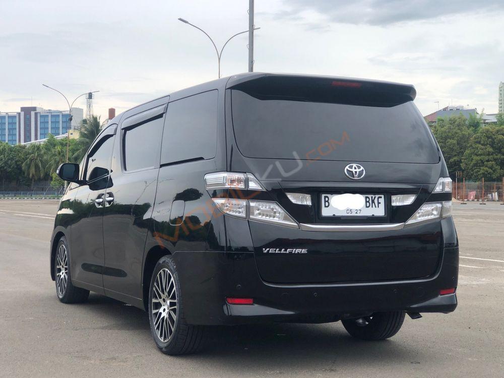 Mobil Toyota Vellfire 2010