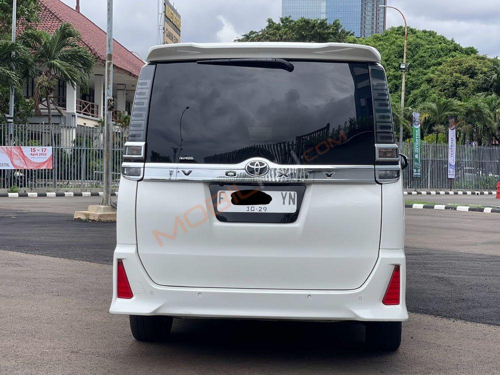 Mobil Toyota Voxy 2019