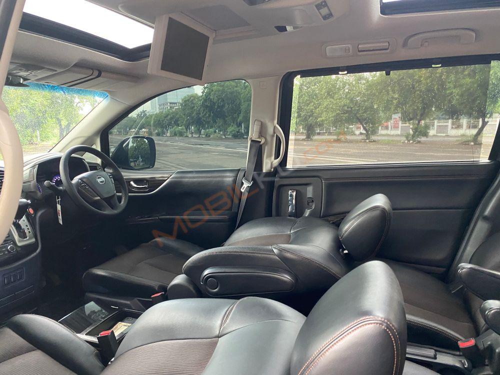 Mobil Nissan Elgrand 2014