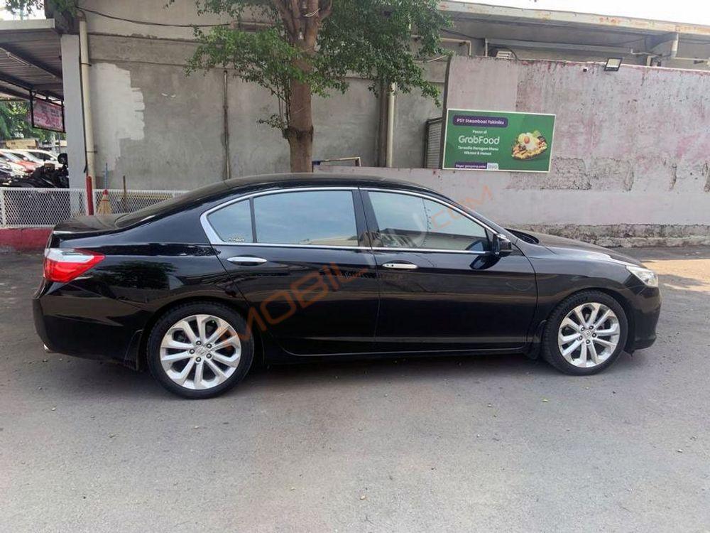 Mobil Honda Accord 2013