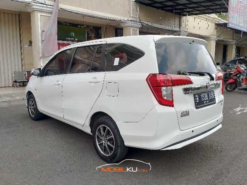 Mobil Toyota Calya 2016