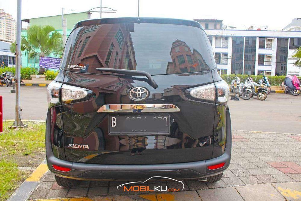 Mobil Toyota Sienta 2017