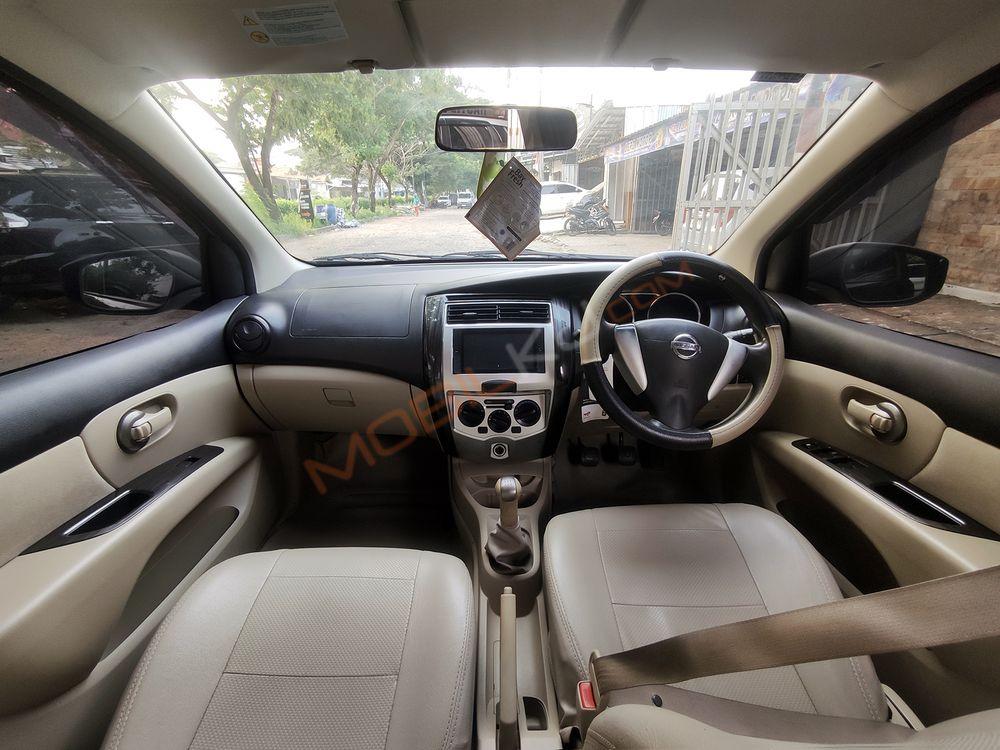 Mobil Nissan Grand Livina 2017