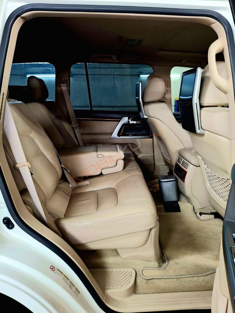 Mobil Toyota Land Cruiser 2013