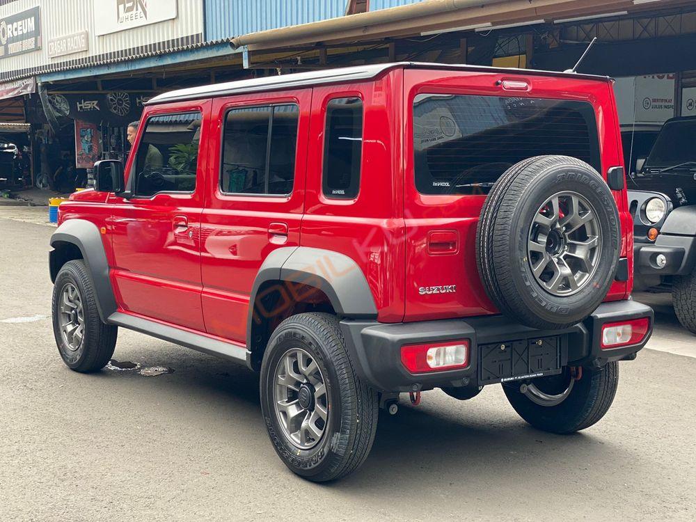 Mobil Suzuki Jimny 2023
