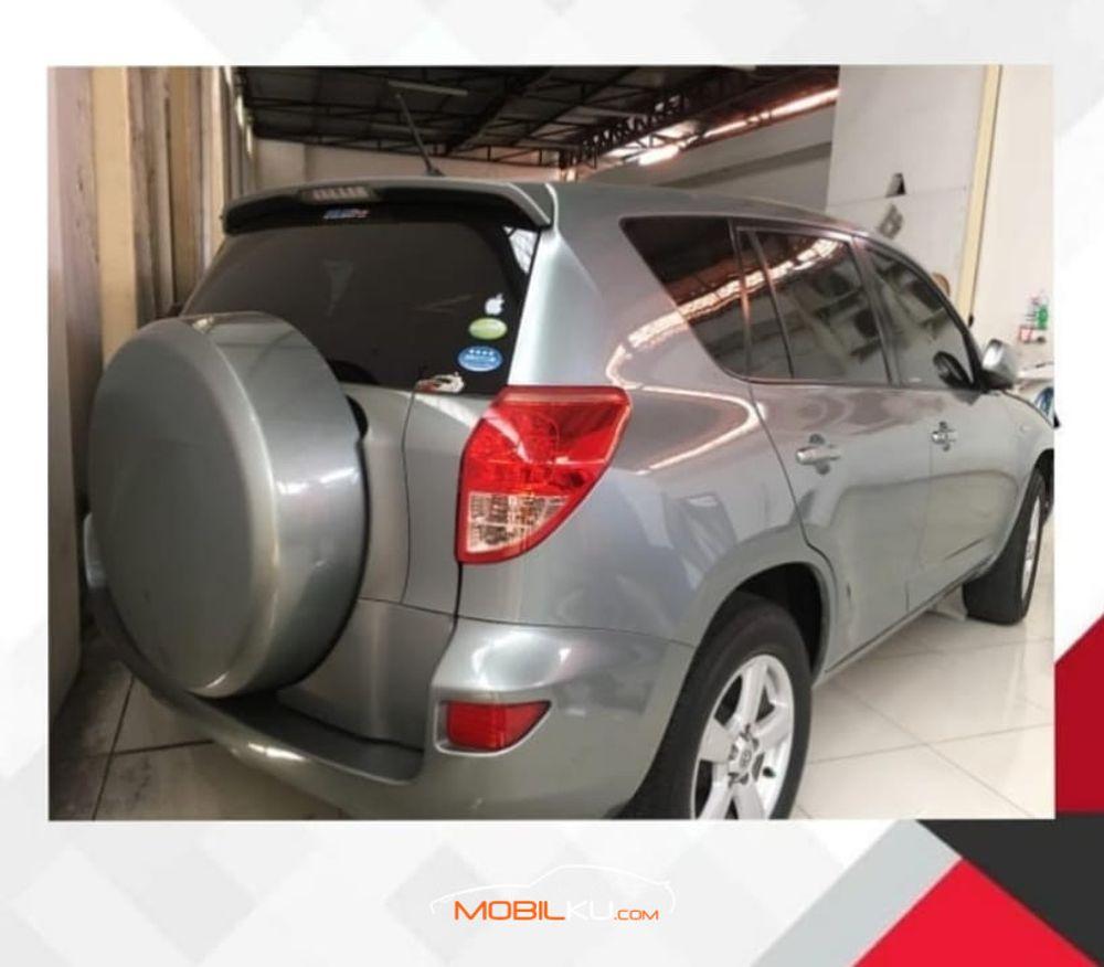 Mobil Toyota RAV4 2007