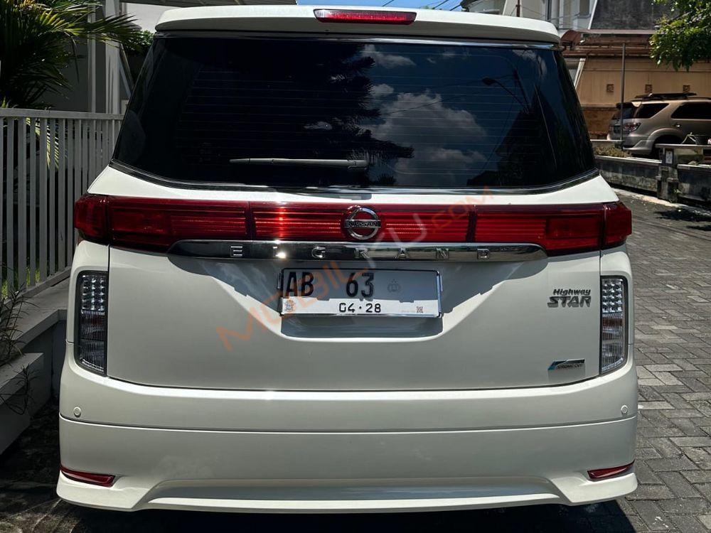 Mobil Nissan Elgrand 2013