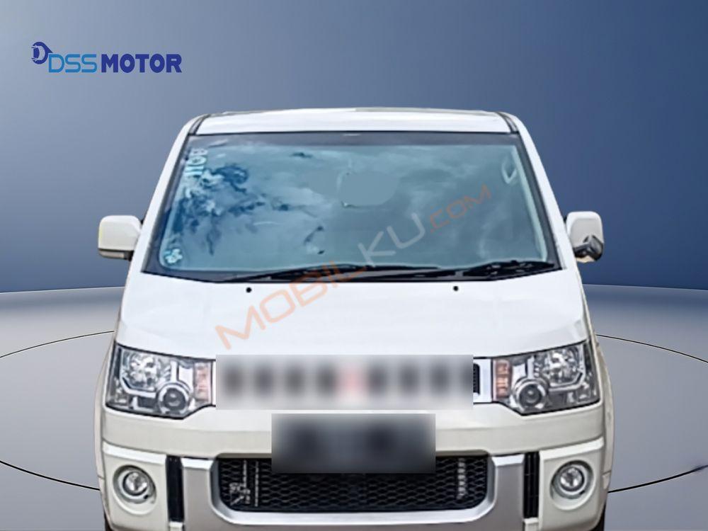 Mobil Mitsubishi Delica 2015