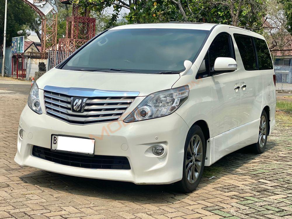 Mobil Toyota Alphard 2011