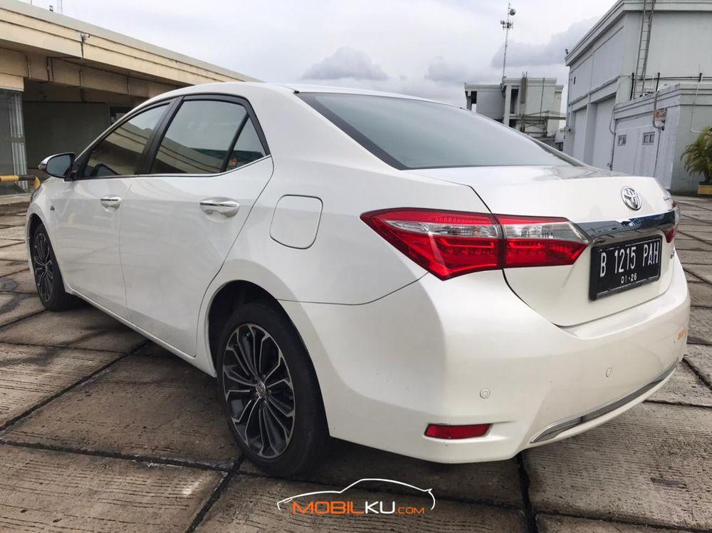 Mobil Toyota Corolla 2015