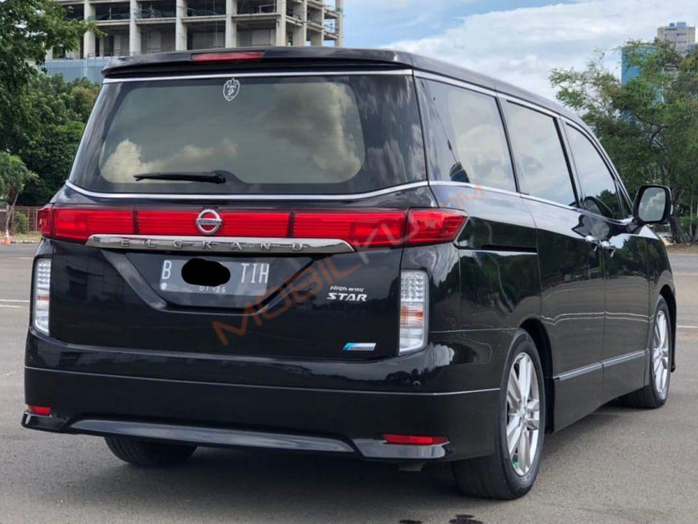Mobil Nissan Elgrand 2013