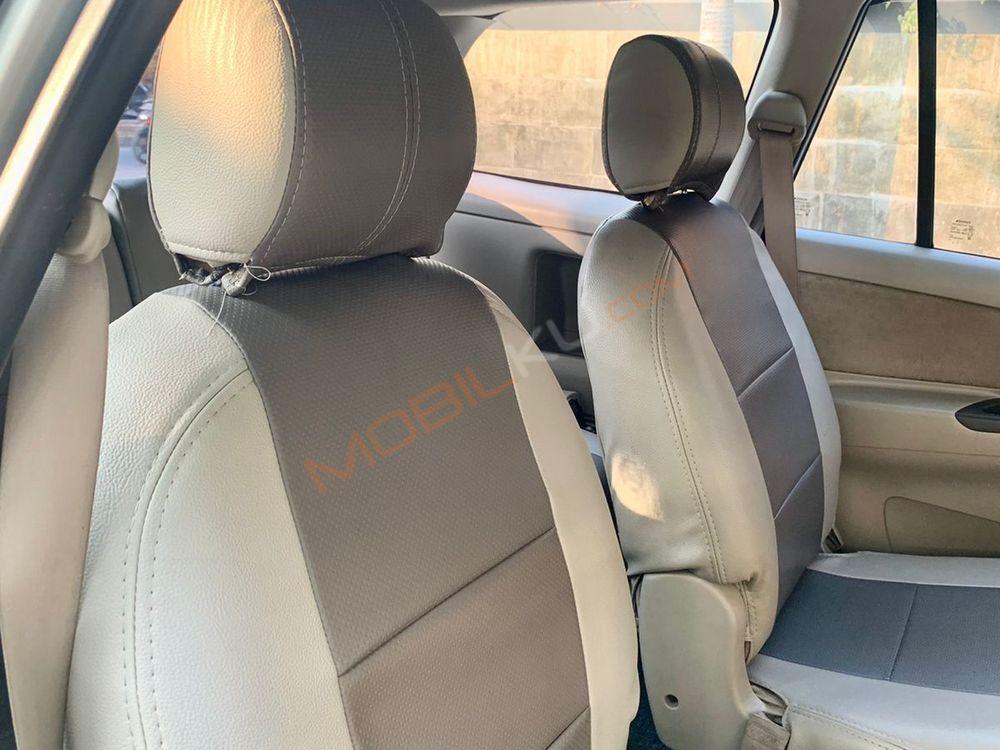 Mobil Toyota Kijang Innova 2010