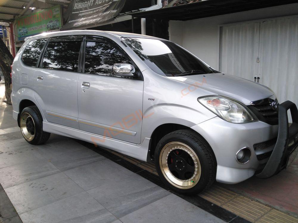 Mobil Toyota Avanza 2011