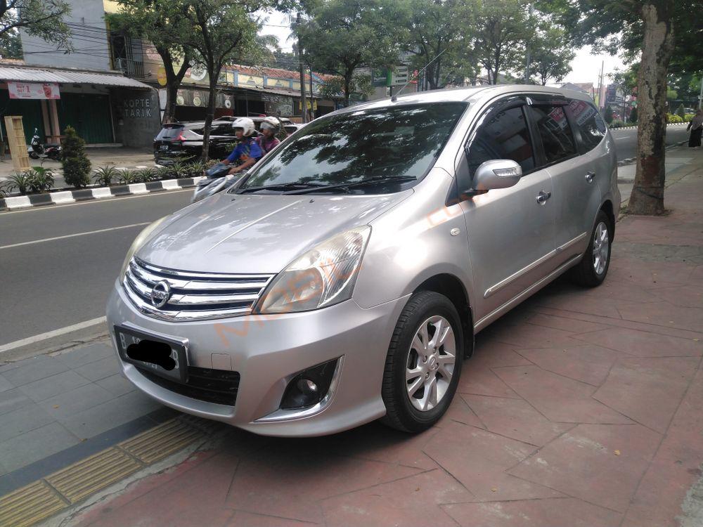 Mobil Nissan Livina 2013