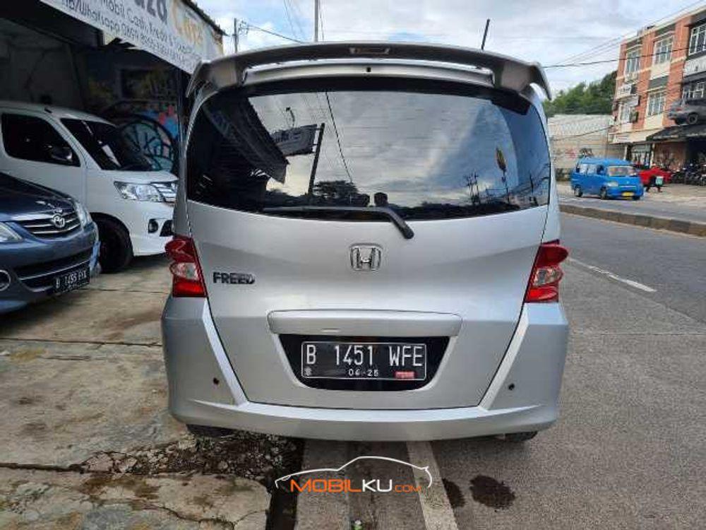 Mobil Honda Freed 2010
