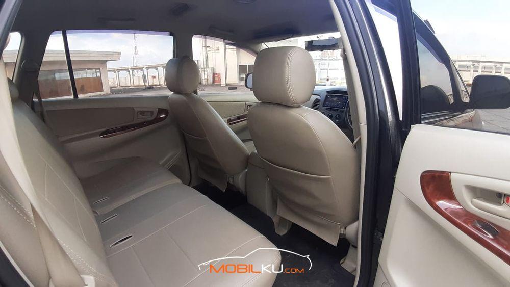 Mobil Toyota Kijang Innova 2010