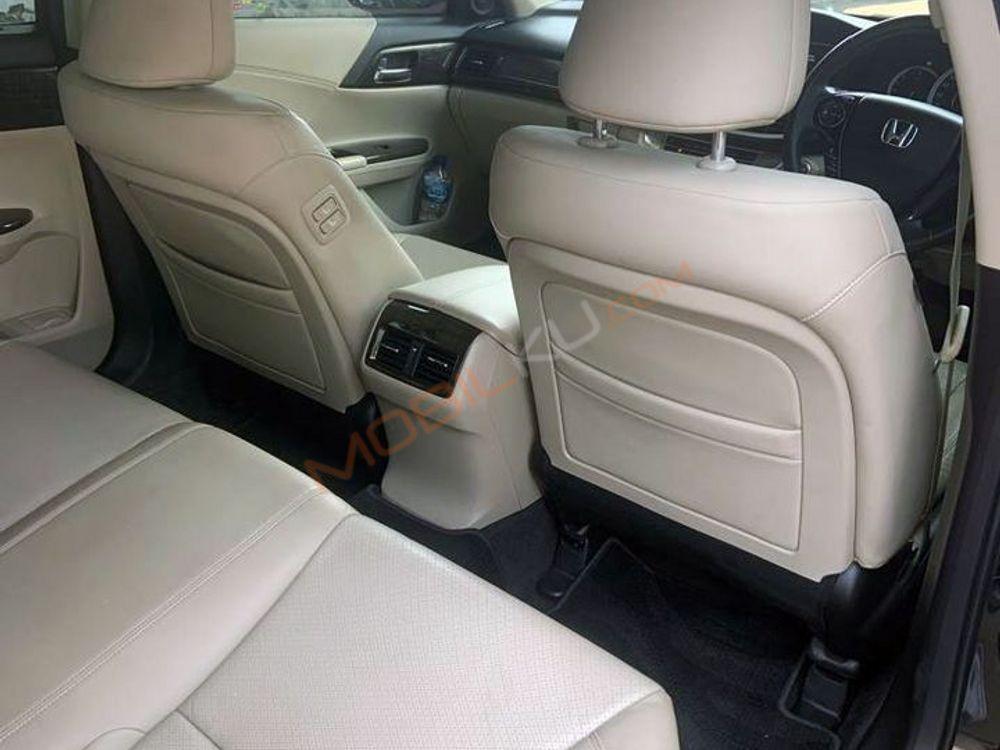 Mobil Honda Accord 2013