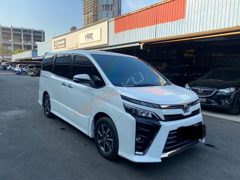 Mobil Toyota Voxy 2018