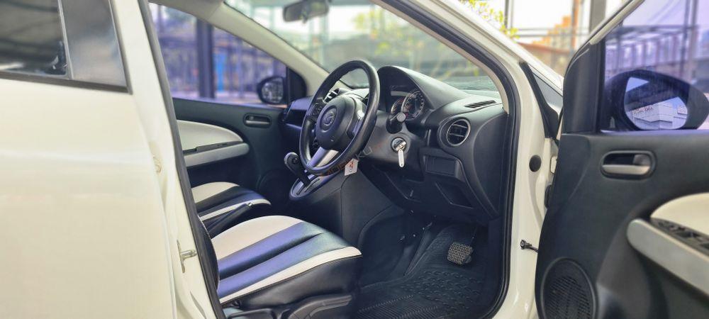 Mobil Mazda 2 Hatchback 2013