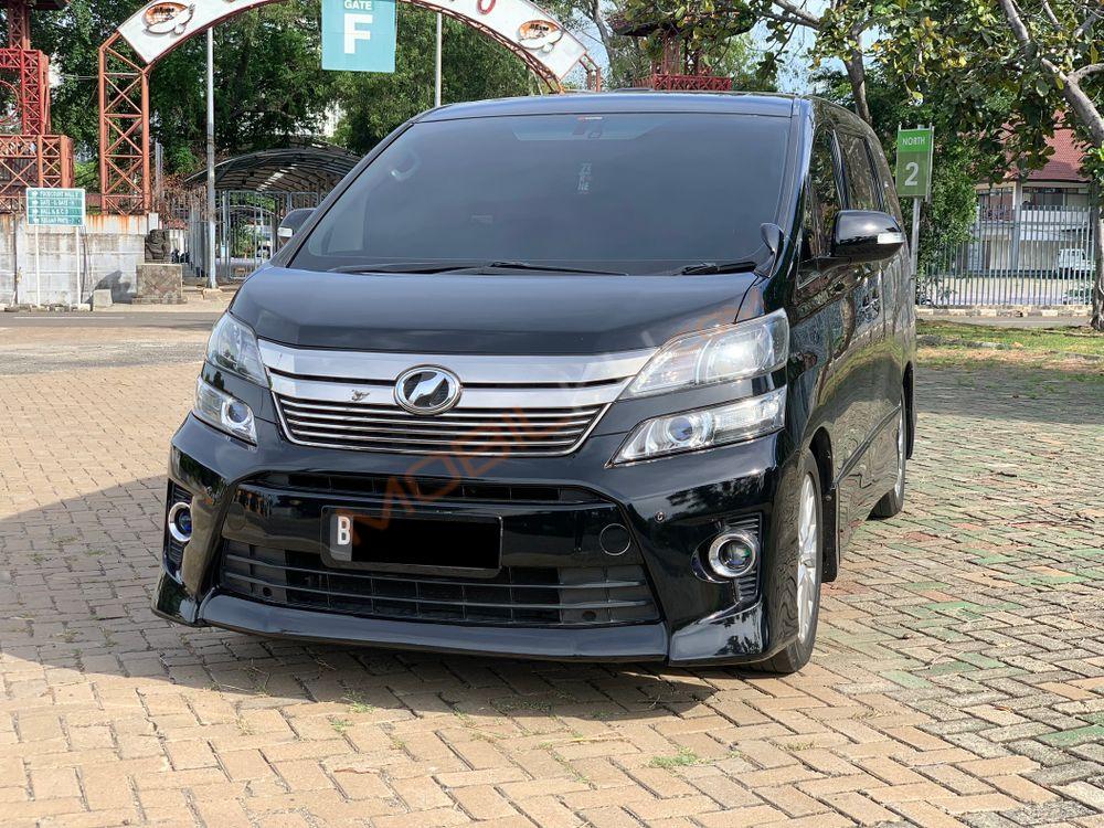 Mobil Toyota Vellfire 2013