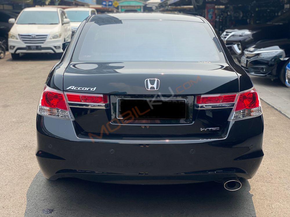 Mobil Honda Accord 2011