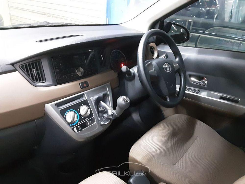 Mobil Toyota Calya 2017