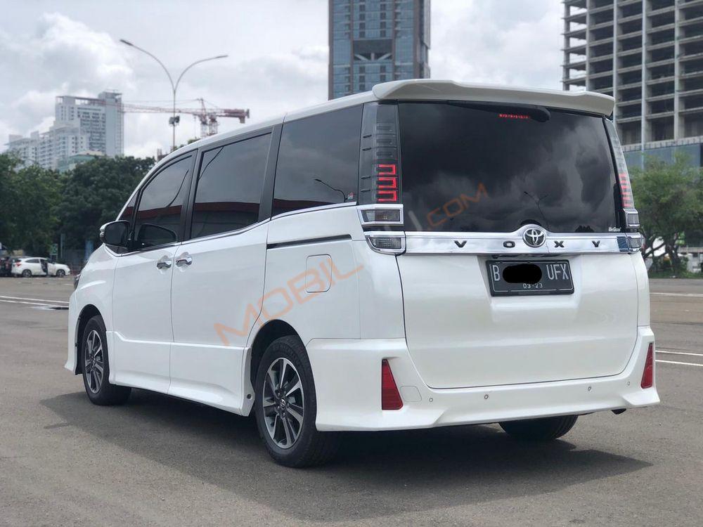 Mobil Toyota Voxy 2018