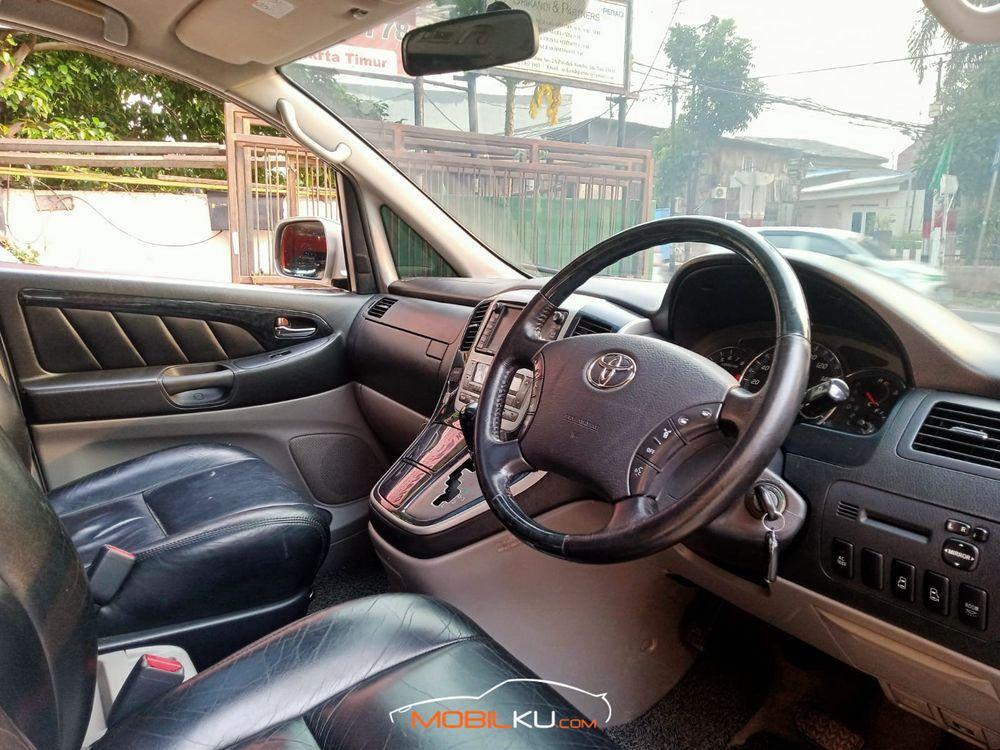 Mobil Toyota Alphard 2005