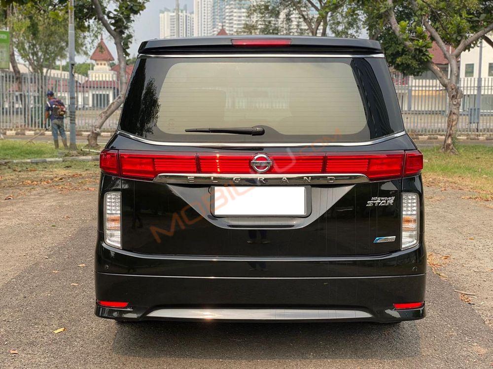Mobil Nissan Elgrand 2013