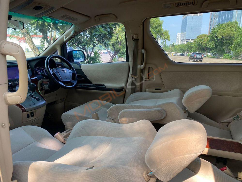 Mobil Toyota Alphard 2009