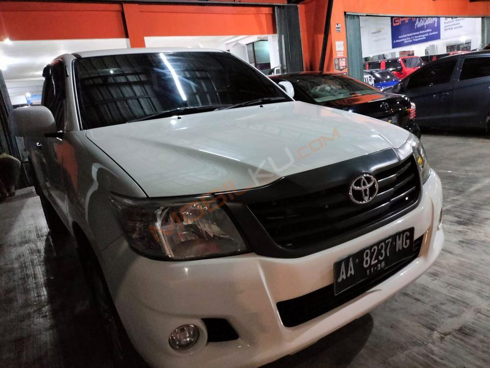 Mobil Toyota Hilux 2014