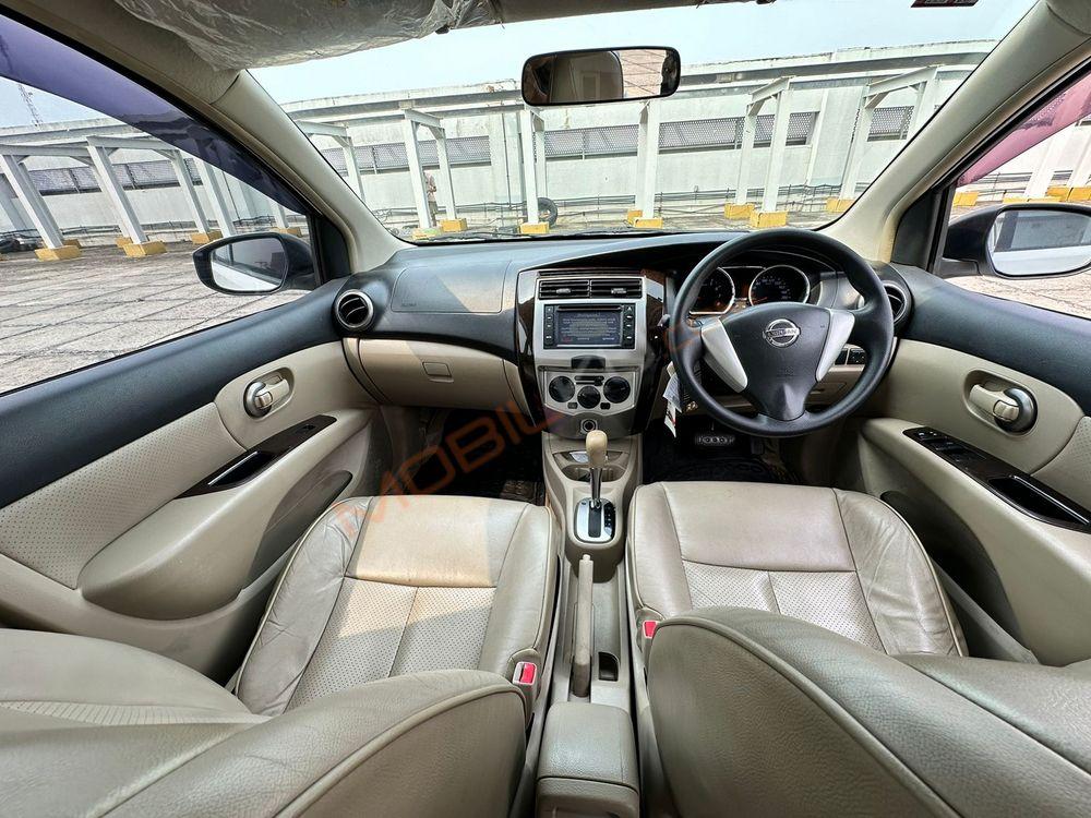 Mobil Nissan Grand Livina 2014
