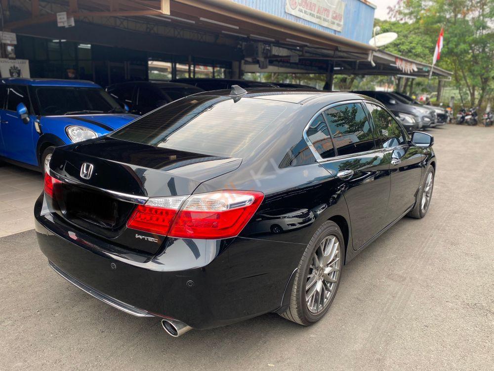 Mobil Honda Accord 2013