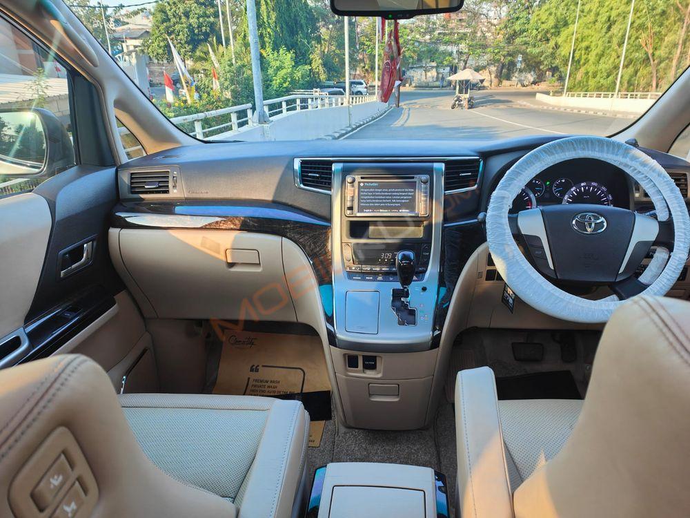 Mobil Toyota Alphard 2014