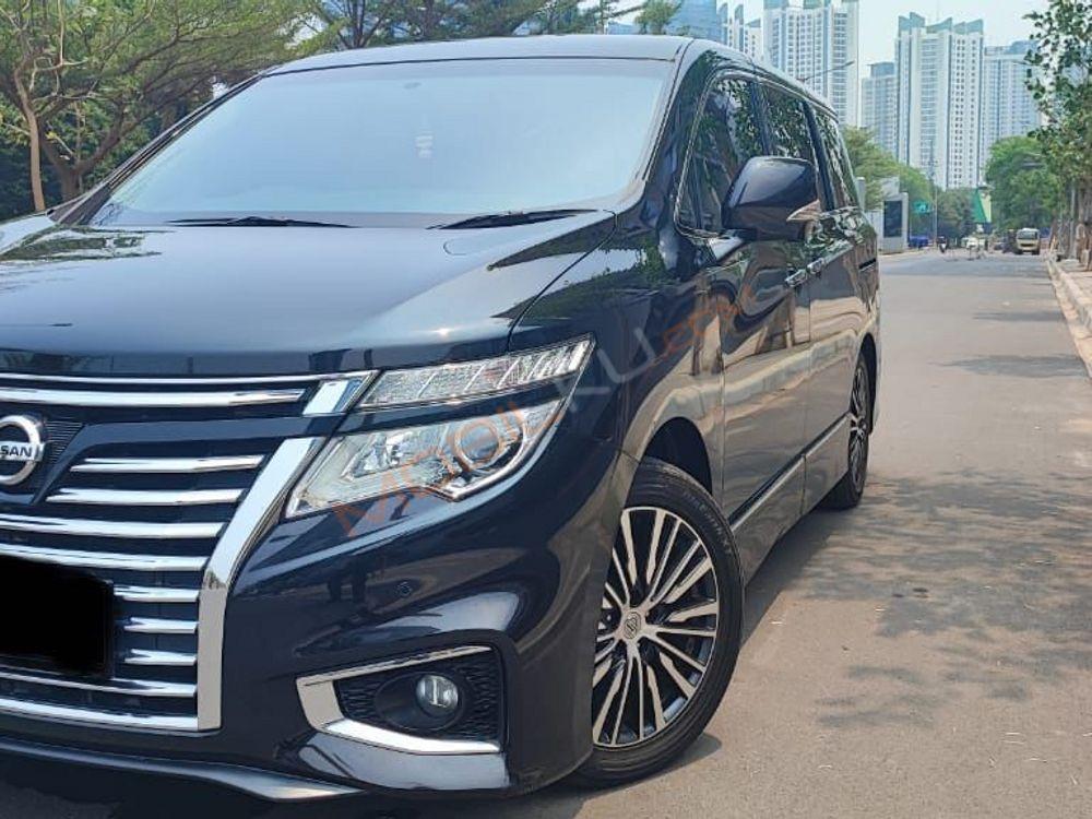 Mobil Nissan Elgrand 2015