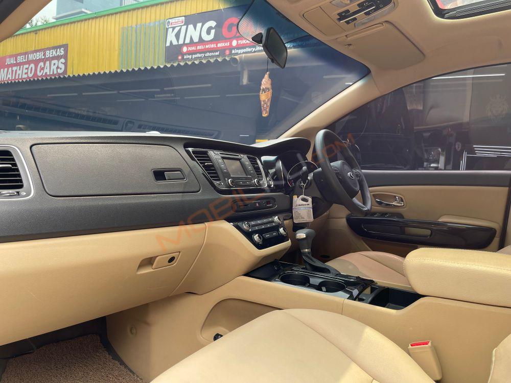 Mobil Kia Sedona 2017