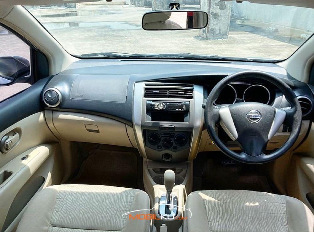 Mobil Nissan Grand Livina 2014