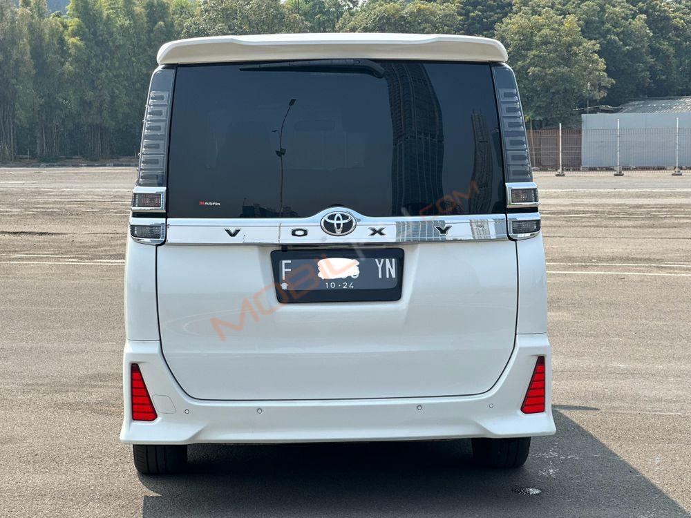 Mobil Toyota Voxy 2019