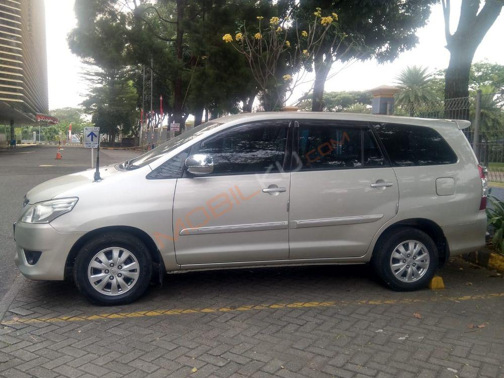 Mobil Toyota Kijang Innova 2013