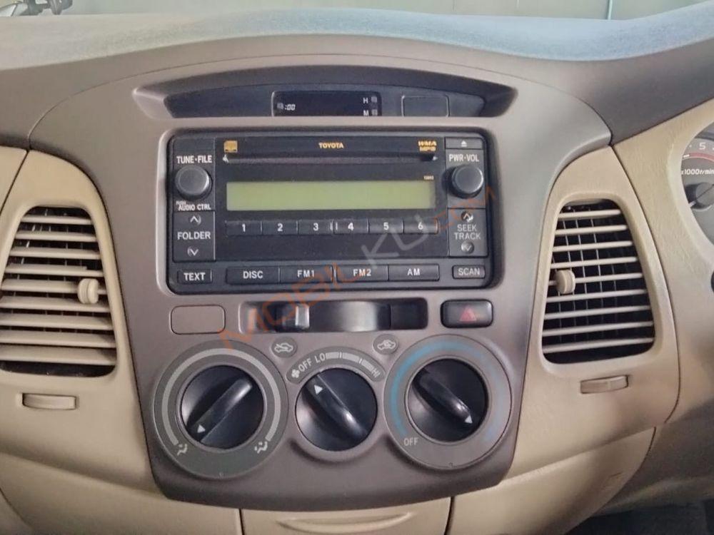 Mobil Toyota Kijang Innova 2010