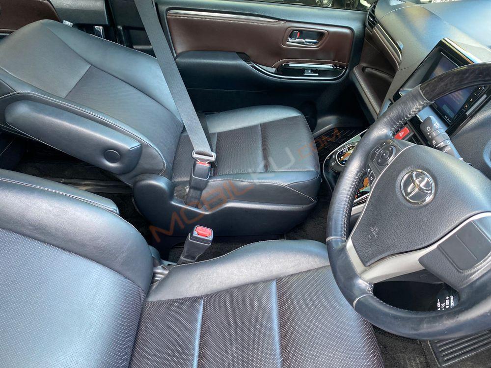 Mobil Toyota Voxy 2018