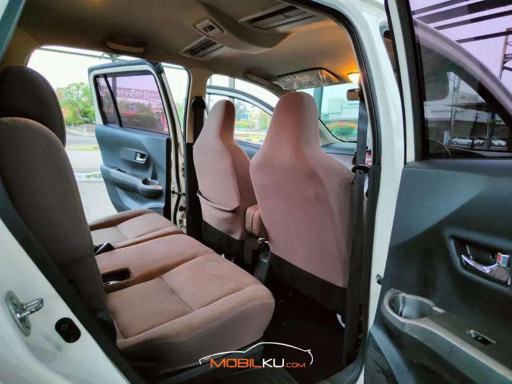 Mobil Toyota Calya 2016