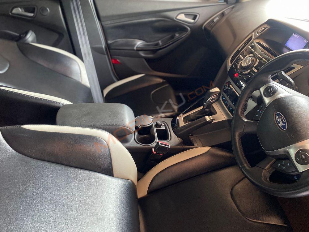 Mobil Ford Focus 2013