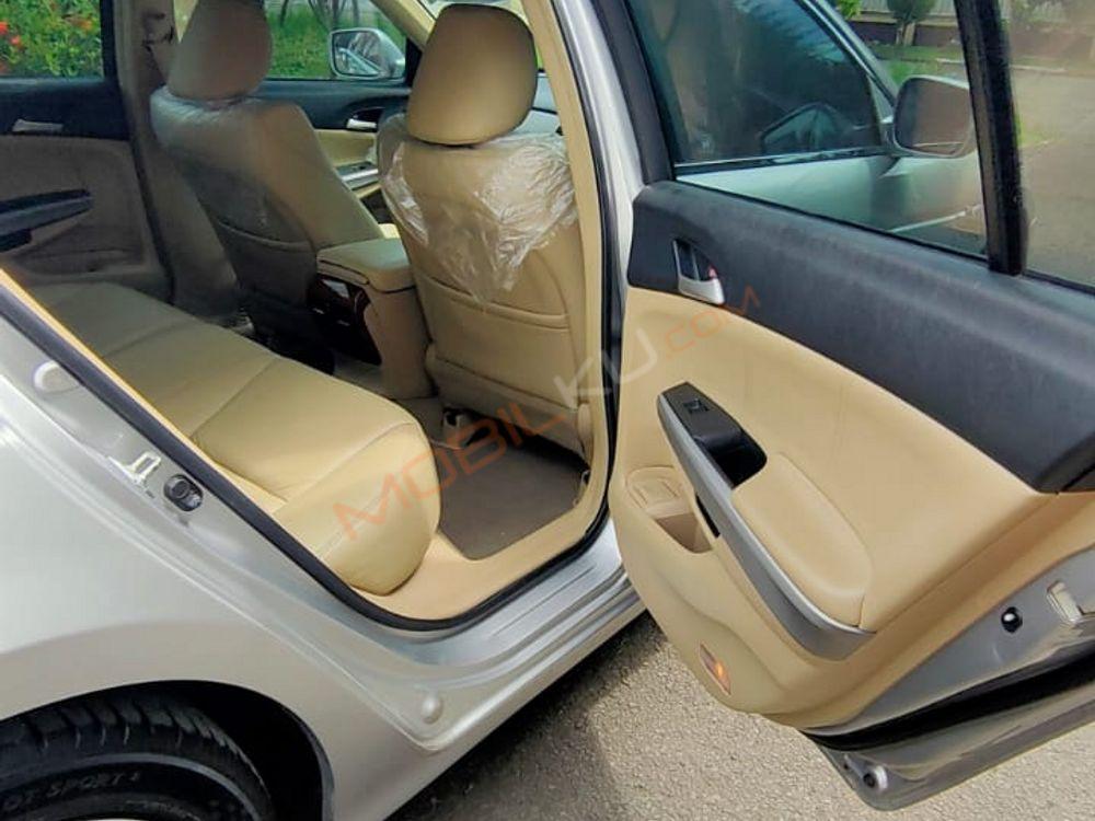 Mobil Honda Accord 2012