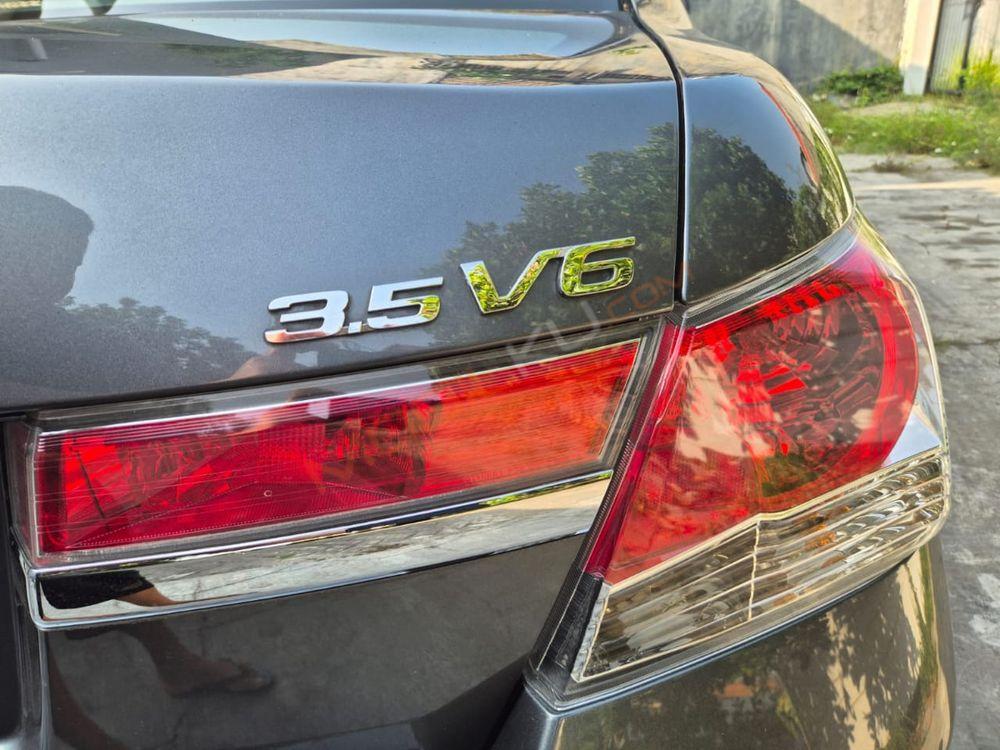 Mobil Honda Accord 2011