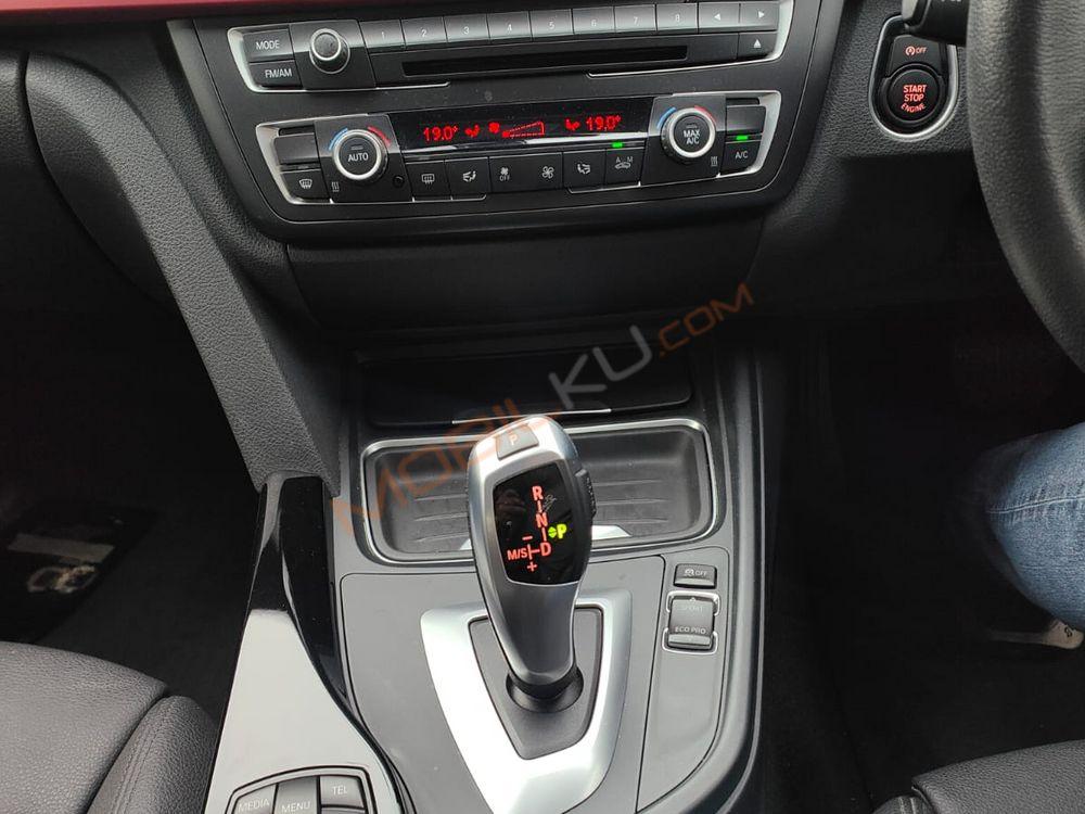 Mobil BMW 3 Series 2015