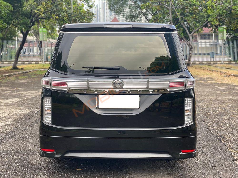 Mobil Nissan Elgrand 2014
